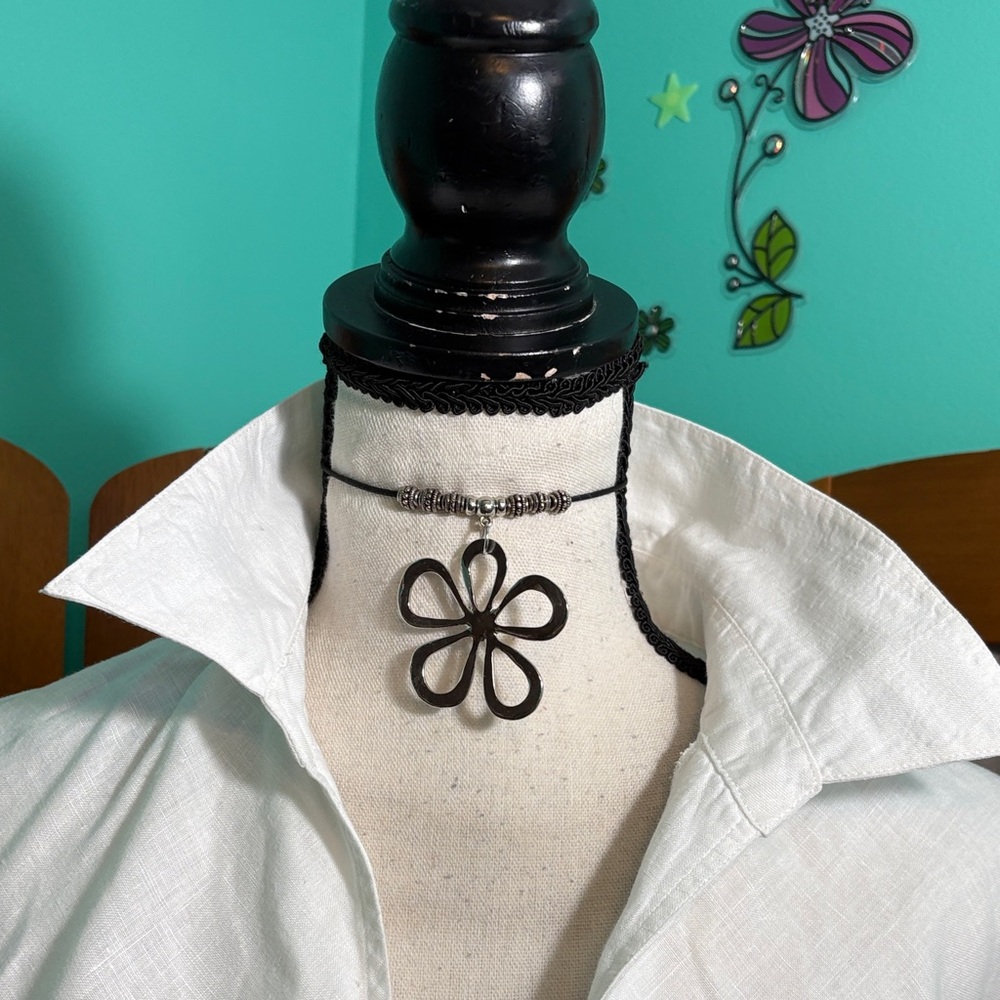 Elegant White Irish Linen Blouse with Embroidered Details - Picture 3 of 15